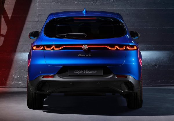 В светлината на тези характеристики, Tonale Plug-in Hybrid Q4 с 280 конски сили със задвижване на всички колела е много привлекателен, като е способен да ускори до 100 км/ч за 6,2 секунди и има електрически пробег до 62 км. Въпреки че има по-прости модификации - например турбодизел с мощност 130 к.с.