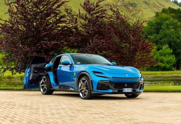 Доскоро фразата &bdquo;кросоувър на Ferrari&ldquo; изглеждаше възмутителна, но компанията от Маранело измисли невероятен SUV, който не прилича на нищо друго. Purosangue е толкова уникален, че е трудно да го наречем SUV. Той се стреми да бъде извън граници, класи и сегменти. Има дори такъв неочакван елемент като задни врати, които се отварят срещу посоката на движение. 