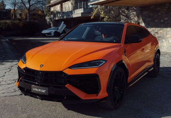 Популярният супер SUV е не само забележителната версия Performante. От известно време  гамата е разширено с plug-in хибридна модификация SE, която обаче е доста спорта. 4,0-литровият V8 двигател с компресор произвежда 620 к.с., с допълнителни 192 к.с. получени от електрически мотор, който получава енергия от 25,9 kWh литиево-йонна тягова батерия. 