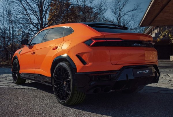 Крайният резултат е 800 пикови конски сили. За съжаление Urus SE е не само мощен, но и тежък &ndash; с 300 кг по-тежък от базовия Urus S. Ускорението до 100 км/ч отнема 3,4 секунди, с една десета повече от Urus Performante с 666 конски сили без електрическа добавка. Хибридът обаче печели по отношение на максималната скорост: 312 км/ч срещу 306 км/ч.