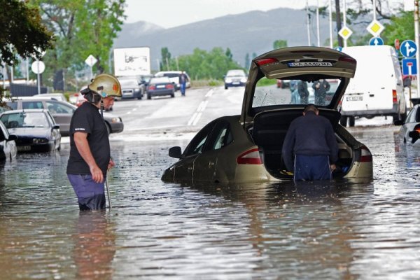 Дъждът вкара във воден капан 20 коли в софийски подлез. Снимка: Булфото