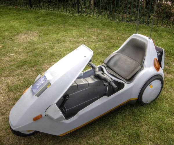 Превозно средство със средно разположен двигател, задно задвижване, пластмасово тяло, усъвършенстван електрически агрегат и шаси, проектирано от Lotus. Звучи страхотно, нали? Каква ли е тази невероятна кола? Това е Sinclair C5, един от най-големите провали в историята на индустрията.