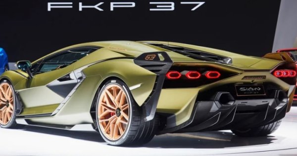 Точно като Lotus Evija, Sian е първият за Lambo хибриден автомобил. Дизайнът отразява футуристично представяне. Той има най-мощния атмосферен V12, произвеждан някога от Lamborghini. Със само 63 бройки на пътя, този автомобил е и най-бързият на Lamborghini. Принос има неговият дизайн, съчетавайки естетика с аеродинамика. Той е описан от Lamborghini като притежаващ "екстремни линии и пропорции", но задните светлини все още се открояват поради своята смелост и простота. 

Lamborghini заявява, че са вдъхновени от митичния Countach, друг пътешественик от бъдещето. Наистина, този по-ранен модел има абсолютно същите задни светлини, въпреки че са на много по-занижена, но все пак супер елегантна задна част. При Sian спойлерите са със същата форма като светлините.