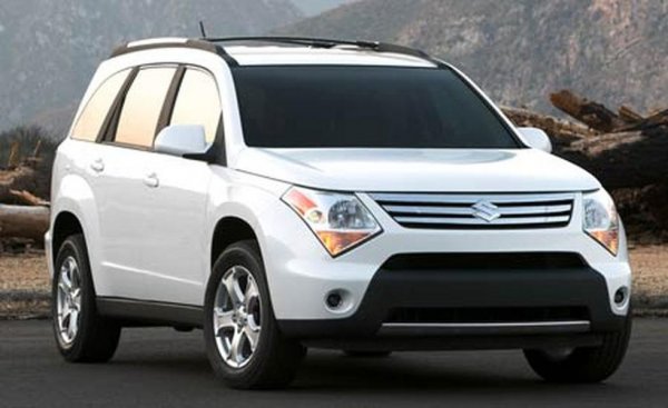 Автомобилните дизайнери често твърдят, че търсят вдъхновение от други изкуства. Ако е така, то създателите на XL-7 явно са се вдъхновили от късния период на рок легендата Алис Купър, за да родят първата кола със сенки под очите. 
