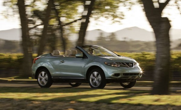 Твърди се, че бившият шеф Карлос Гон натиснал за създаването на този модел, защото жена му харесала идеята. Ако е така, прокуратурата в Токио би могла да добави това към обвиненията срещу него. Колата бе спряна от производство след почти нулеви продажби и днес, както често се случва в живота, постепенно придобива култов статут. 
