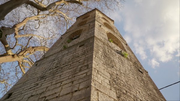 Камбанарията на старата черква е най-високата постройка в селото