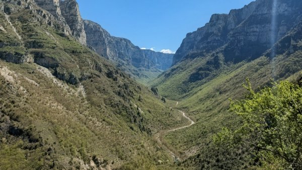 Каньонът Викос, гледан откъм едноименното село - тоест от най-широката му част. Ако искате да го видите от по-тясната, трябва да шофирате двайсетина километра до панорамата Белои