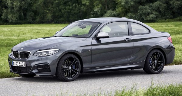 Първото купе на 2-та серия на BMW, което носи марката M-Sport е забележителен автомобил, който не изглежда и толкова недостъпно като цена в сравнение с останалите модели на баварците. Той разполага с редови мотор с 6 цилиндъра и обем 3,0 литра, който развива 355 к.с. - колкото американския musce-car от преди половин век. Но пък ускорението от 0 до 100 км/ч е по-бързо, тъй като отнема само 4,2 секунди.