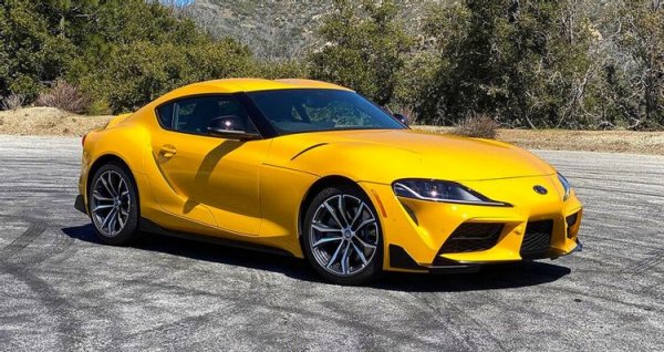 Ново поколение на Supra все още обърква мнозина. Някои не харесват дизайна, други - фактът, че спортната кола на Toyota е разработена от германци. Нейните аргументи обаче са категорични, като цената под 50 000 долара също е сред тях. Дори с 2,0-литров турбомотор, който развива 255 к.с., Supra вдига 100 км/ч само за 5 секунди и ще остави Charger зад себе си.