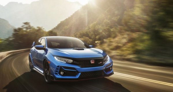 Подобно сравнение няма как да мине без една от най-впечатляващите спортни коли на пазара в наши дни - Honda Civic Type R. Нейният двигател с турбокомпресор има работен обем от 2,0 литра, като развива 320 к.с. Това позволява ускорение до 100 км/ч от място за 5 секунди, което означава, че хечбекът с предно предаване е по-бързо от американската класика.
