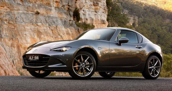 Най-продаваният малък спортен автомобил за всички времена е доказателство за високата класа на японската автомобилна индустрия. Тя притежава перфектен баланс между мощност и пътно поведение, като е оборудвана с 2,0-литров редови мотор на Mazda с 4 цилиндъра. Той развива само 181 к.с., но въпреки това се нуждае от 5,7 секунди, за да развие 100 км/ч.