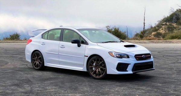 Спортният седан с 2,5-литров боксер с 4 цилиндъра вдига 100 км/ч от място за 5,3 секунди. Това е един от ветераните в битката на поколенията на уличните гонки от 90-те години. Тогава Subaru и големият му конкурент в този клас Mitsubishi осъзнаха, че мощността не е всичко, което е нужно за добро представяне и превърнаха седаните от ежедневието в суперколи, които унищожават дори далеч по-мощни спортни модели.