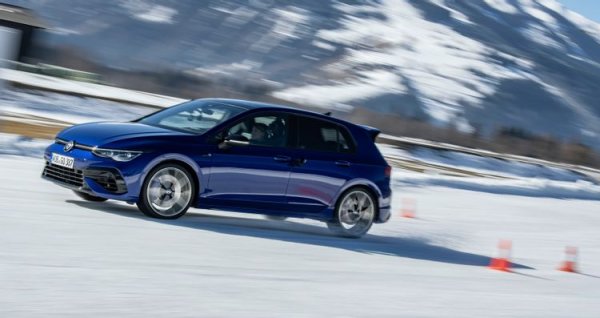 Малкият и мощен VW Golf създаде класа на хот-хечовете в края на 70-те години, като с всяко поколение на модели се появява все по-силна версия &bdquo;R&ldquo;. Това е една от най-добрите спортни коли на пазара в този ценови сегмент, като се задвижва от 2,0-литров турбодвигател с 4 цилиндъра, който развива 320 к.с. За отличното му представяне на пътя помага и системата за задвижване на четирите колела.