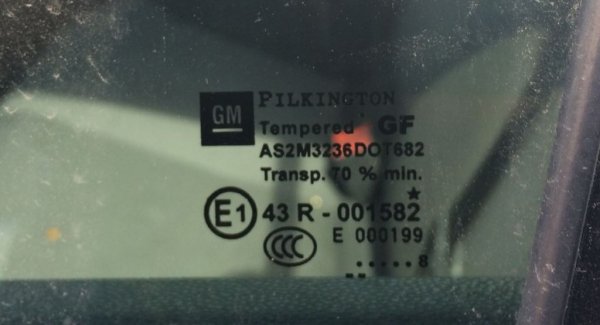 По регламент и тяхната година на производство се обозначава от производителя: най-отдолу на обичайния код има ред от точки, чертички и една или две цифри, които именно показват месеца и годината на изработка. Разбира се, това не е напълно надежден начин да разберете годината на производство на самия автомобил. Случва се в коли, сглобени примерно в началото на 2011, да се монтират стъкла производство 2010. И, естествено, случва се стъклата да се подменят. Но едно такова разминаване между възрастта на стъклата и колата може да означава и по-сериозна авария в миналото. Тогава вече проверката на историята по VIN кода е препоръчителна. 
