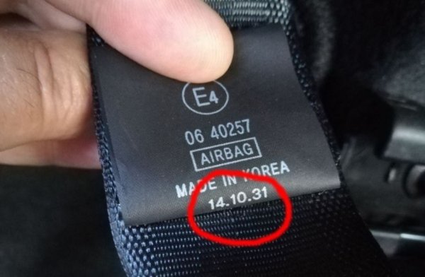 На етикетчето на предпазните колани винаги се изписва датата на производство, по изисквания за безопасност. При това се изписва не със сложни кодове, а като нормална дата - само че започва с годината и завършва с деня. Коланите са нещо, което твърде рядко се подменя в автомобила.
