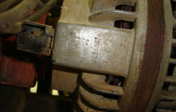 Много от детайлите в двигателния отсек носят дата на производство. Не разчитайте на тях за определяне на възрастта на автомобила, защото те нерядко се подменят. Но разминаването между датите ще ви даде информация на какви ремонти е бил подлаган автомобилът. 
