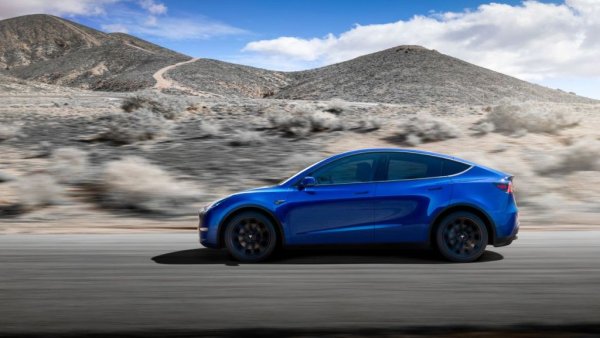 Щом и прагматичните швейцарци са вече почитатели на Tesla, значи американската компания наистина е покорила Европа. В челната десетка тук обаче най-голям ръст на годишна база има Skoda Karoq - 182%. 

1. Tesla Model Y - 1,187
2. Skoda Karoq - 1,090
3. Mercedes GLC - 955
4. Skoda Octavia - 953
5. Volvo XC40 - 913
6. Dacia Duster - 880