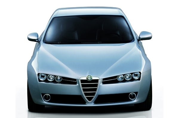 Alfa Romeo 159: предницата с тройни кръгли фарове съответства на актуалния стил на марката. 