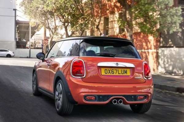 Групата на "250-евровите" марки се затваря от MINI. Британският производител на луксозни малки автомобили обаче е последен като удовлетвореност на купувачите - може би и защото те имат и доста по-високи изисквания, пропорционални на платената цена. 
