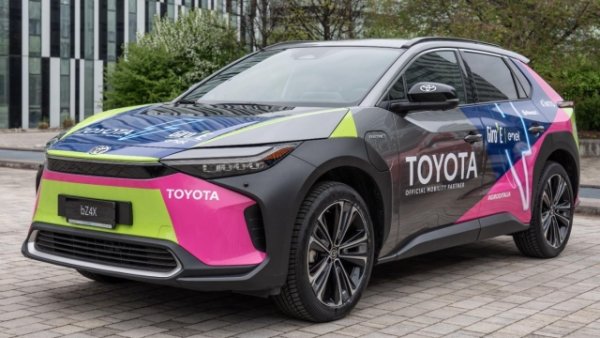 Toyota bZ4X има централна роля в Джирото. Този модел се предлага в три версии. Първият ес предно задвижване: има батерия от 57,7 kWh, като може да достигне максимална мощност от 167 к.с. (123 kW), докато ускорението от 0 до 100 км/ч става за 8,6 секунди. 

След това е опцията за задвижване на всички колела: максимална мощност от 224 к.с. (165 кВт), батерия от 73,1 кВтч и ускорение от 0 до 100 км/ч за 7,4 секунди. 
И накрая - високопроизводителното задвижване на всички колела. И тук има батерия с капацитет 73,1 кВтч, но максималната мощност е 343 к.с. (252 кВт). Динамиката е подобрена, като ускорението от 0 до 100 км/ч се осъществява само за 5,1 секунди.