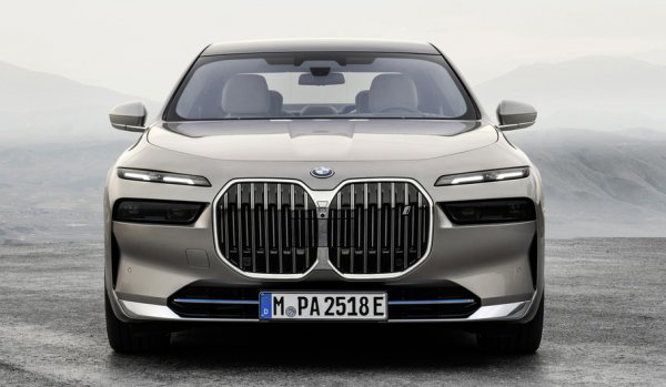 Темата с все по-големите решетки на радиатора при автомобилите на BMW продължава да вълнува потребителите. Те считат, че с подобни детайли по екстериора коли започват да приличат на гризачи. 

Освен това, подобни елементи нямат място на електромобилите &ndash; огромна решетка на кола, която не се нуждае от решетка, но въпреки това те стават все повече и повече. Посланието обаче е повече от ясно &ndash; без тях, ако може.