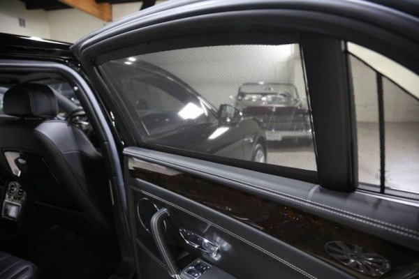 Оказва се, че хората започват да мразят лъскавите черни елементи. Те се оплакват от използването им на различни места в превозното средство, като причината за това е една и съща. Не изглеждат добре, трудно се поддържат и не се толкова фини, колкото ги представят производителите.

Гланцираната черна пластмаса се използва както за външни елементи &ndash; като решетките на радиатора при Lexus и Toyota, така и в салона. И в двата случая обаче това явно дразни хората. Особено, когато тези детайли са в интериора, където събират прах или оставят петна при докосване.