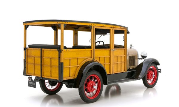 Днес Германия се смята за страната на комбитата. Най-много такива автомобили се продават там. Но първото комби идва от САЩ, още през 20-те години на миналия век. Наричали са първите такива коли woodies - "дърварчета". Отчасти защото надстройката обикновено е била от дърво, отчасти и защото фермерите ги използвали да превозват дърва за огрев. Първото серийно комби е Ford Model A от 1928 г. В последния век обаче SUV автомобилите превзеха САЩ, а комбитата се настаниха в Европа.
