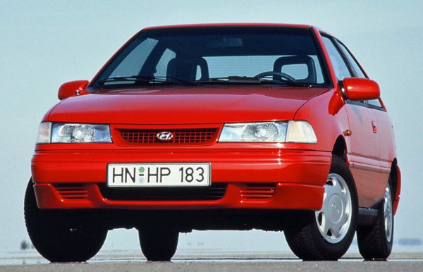 Напълно неочаквано на IAA през 1991 г. срещу европейските производители се изправя за първи път нов опасен конкурент - Hyundai. Корейците идват в Европа с огромни амбиции и оригинален слоган: "С 10% по-евтини и с 10% по-добри от японците". 

Те представят цяла гама модели - хечбек Pony, оборудван с двигатели с обем 1 ,2 и 1,6 литра, който трябва да се бори с конкуренция в клас "Голф", седан със средни размери Lantra с 1,5-литров мотор от Mitsubishi, предназначения за бизнесмени Hyundai Sonata и S Coupe с 1,5-литров двигател със 115 к.с. Последният представлява идеално предложение за тези, които търсят евтина спортна кола.

Първите крачки на Hyundai не са лесни, още повече, че модели на марката и преди това са показвани в Европа, но никой не им обръща внимание. След 1991 г. обаче нещата се променят и всички разбират, че не пазара се е появил нов сериозен играч.