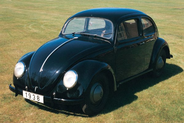 Едва ли има човек, който да не е чувал за "Костенурката" на VW, известна и като Beetle ("Бръмбар"). Този автомобил се произвежда без кардинални изменени от 1938 до 2003 г., като е абсолютен рекордьор по дълголетие. Пътят си към славата моделът започва като VW Käfer (KdF-Wagen) именно от изложбата IAA, която през 1939 г. все още се провежда в Берлин.

Автомобилът е наистина "народен" - с проста конструкция със задно предаване и двигател с 25 к.с. и въздушно охлаждане. Това го прави евтин за производство и обслужване, което го прави толкова популярен, че в началото се купува само със специални бонови книжки. В тях се събират пощенски марки с номинал 5 райхмарки и когато притежателят на книжката събере 990 такива марки, може да получи нов автомобил. 

Всъщност, това е начин за събиране на пари от властите. Още през 1939 г. близо 340 000 души внасят в хазната 110 млн. райхмарки, но нито един не получава кола, тъй като започва война и производство на VW Käfer няма. Едва през 60-те години собствениците на такива книжки (които са оцелели до тогава) са компенсирани, като получават намаление при покупка на модела.