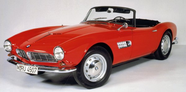 През 1955 г. компанията BMW представя на автосалона във Франкфурт нов роудстър под името 507. Моделът става отговор на Mercedes-Benz 300 SL със знаменитите врати "крила на чайка", който изиза година преди това. Автомобилът на баварците е с 3,2-литров V8, а каросерията му е изцяло от алуминий. Двигателят развива 150 к.с. и предлага ускорение от 0 до 100 км/ч за 8,8 секунди.

В случая обаче забележителна е не само техниката, но и дизайна на Албрехт Гьортц. Колата се превръща в магнит да богаташите и неслучайно сред нейните собственици са знаменитости като Елвис Пресли, Ален Делон, Урсула Андрес, Тони Зайлер, Джон Съртис и редица други. От модела са произведени едва 252 бройки.