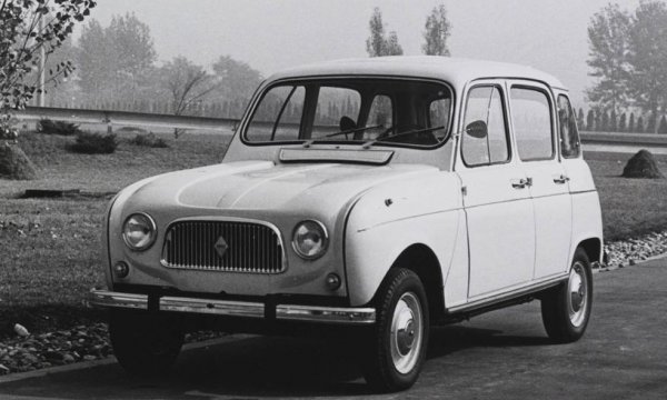 В средата на XX век производителите проумяват, че по-важно е да се угоди на масовия потребител, отколкото да се правят скъпи суперколи, лимузини и спортни модели. Войната вече е останала в миналото и европейците могат да си позволят по-сериозни покупки. Такава е Renault 4, което се появява на автосалона във Франкфурт през 1961 г.

Технически моделът е прост и непретенциозен, като концепцията, предложена от шефа на Renault - Пиер Драйфус, е "Автомобил като дънки". Renault 4 е замислено като кола за всекидневно употреба, която не е скъпа за поддръжка. За нейните универсални качества помагат независимото окачване и 4-цилиндровият двигател с мощност от 26 от 45 к.с. Моделът се произвежда в 28 държави, продава се в над 100 страни цял свят, а тиражът му надхвърля 8 милиона бройки.