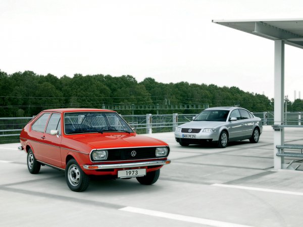 По сегашните мерки показаният през 1973 г. във Франкфурт VW Passat B1 изобщо не изглежда впечатляващо. Трябва да се отчете, че дизайнът му е дело на великия Джорджето Джуджаро, а техниката му отговаря напълно на стандартите по това време. Моделът дебютира с 4-цилиндрови бензинови мотори с обем 1,3 литра (55 к.с.) и 1,5 литра (75 к.с.), които се използват за Audi 80. Трансмисиите са 4-степенна механична и автомат с 3 предавки.

Освен това, Passat B1 е първия модел Volkswagen с предно разположение на двигателя. При излизането си той струва 9000 марки, което е под цената на средностатическия автомобил по това време - 9400 марки. Моделът печели симпатии и заради просторния си салон.