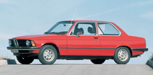 През 1975 г. компанията BMW представя автомобил, който става наследник на иновационното за времето си BMW 2002. По това време все още е съществува познатия седан с 4 врати и затова 3-Series дебютира във версия с 2 врати и като кабриолет, като тиражът на открития вариант е малък. По това време светът преживява нефтена криза, която буквално "убива" спортното купе BMW 2002 Turbo и новият компактен модел с малки двигатели и приет благосклонно.

Гамата мотори включва бензинови мотори с обем 1,6-2,3 литра, развиващи от 75 до 143 к.с. Те се комбинират с механични скоростни кутии с 4 или 5 предавки или с автомат с 3 скорости. Появяват се седан с 4 врати и комби, както и спортна модификация М. Моделът сменя 6 поколения и става едно от най-популярните BMW-та в историята. Началото на неговия път започва именно от Франкфурт.