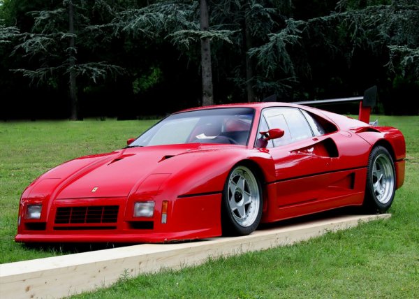 Средата на 80-те години на миналия век не е най-славната епоха в историята на италианската марки. Във Формула 1 "червените" играят второстепенно роля, като са изместени от отборите на McLaren, Brabham и Williams. Появява се и Porsche 959, което направо отвява топ-модела на компанията от Маранело по това време Ferrari 288 GTO.

Това амбицира Ferrari и през 1987 г. във Франкфурт е представена една от най-великите спортни коли в историята - F40. Италианците решават да минат без такива "глупости" като усилватели на кормилното управление и на спирачната система, а за ABS изобщо и не става дума. Каросерията е от алуминий, кевлар и други композитни материали, като целта е само една - създаването на най-бързата суперкола на света.

Резултатът е 1100 кг. тегло и V8 двигател с обем 2,9 литра, който развива 478 к.с. Максималната скорост на Ferrari F40 е 320 км/ч, а цената е 400 000 долара. И тя обаче не спира желаещите да имат тази кола, която се превръща в една от най-успешните в историята. И е последната, създадена през живота на самия Енцо Ферари.