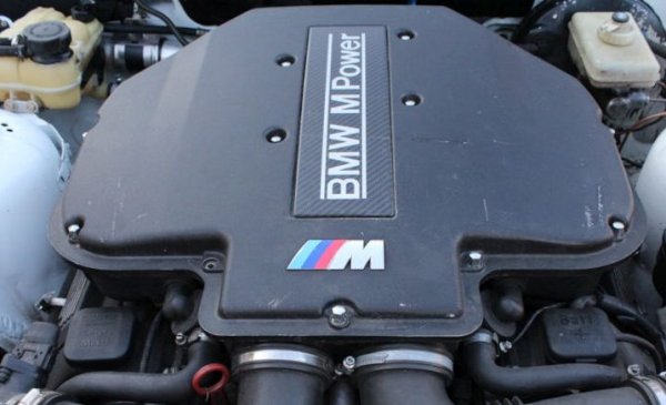 Двигателят се произвежда през периода 1998-2003 г. В основата му 5,0-литровия V8 агрегат M62B44, който е претърпял сериозна модернизация. Тя позволява увеличение на мощността от 286 на 400 к.с. Този мотор може безпроблемно да изкара до над 300 000 км, стига собственикът на автомобила да полага нужните грижи. Двигателят се среща на модели като M5 (E39) и Z8 (E52).