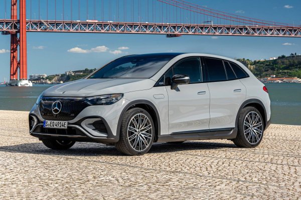 Този модел на Mercedes-Benz идва пълен с невероятни технологии, като трябва да се отбележи функцията &bdquo;прозрачен капак&ldquo;, която ви позволява да виждате направо през носа на колата. Камерите създават съраунд перспектива на цялата предна част на автомобила, а цифровизацията елиминира предния капак, така че можете да видите точно къде са колелата на настилката. Това е удобно както при движение офроуд, така и при паркиране в града.
