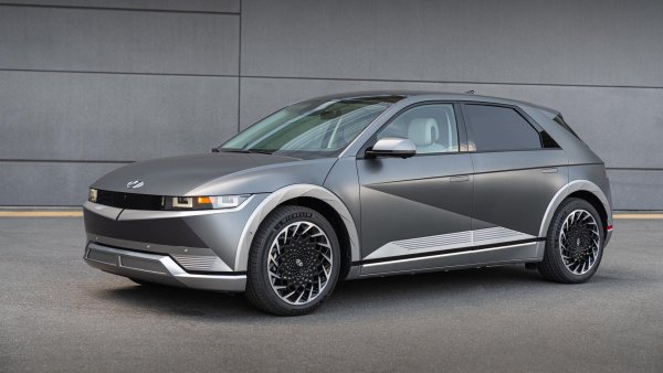 Когато дебютира, Hyundai Ioniq 5 беше сочен семейната кола, но малко хора се съгласиха с това. Когато обаче попаднете вътре, откривате достатъчно пространство и на двата реда седалки. Това е постигнато с поставянето на колелата на самите ъгли на автомобила и така ioniq 5 не отстъпва по този показател дори на кросоувър със средни размери.
