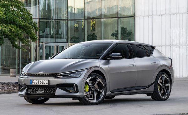 EV6 на Kia беше може един от най-вълнуващите дебютанти на изминалата година. Той привлича внимание с впечатляващатите си форми, които му помагат да постигне пробег от над 500 км с едно зареждане на батериите. Поведението му на пътя е по-стегнато и по-спортно от това на куп другти електрически превозни средства.
