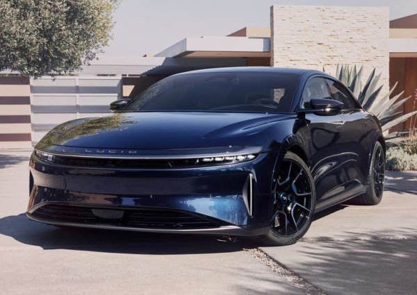 Lucid току-що пусна своя SUV - Gravity, но и Air Pure също е страхотен. Електромобилът е много бърз, като изминава 640 км с едно зареждане. Също така позволява добавянето на 480 км пробег само за 21 минути. Кабината му е повече технологична, отколкото луксозна и това не е само фасата. Аудиосистемата, например, научава музикалните и развлекателни предпочитания на шофьора, като му помага при избора. Освен това, за разлика от Tesla Model S, който не работи добре с телефони, Lucid предлага стандартно както Alexa, така и Apple CarPlay.
