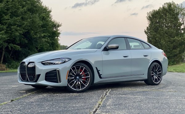 BMW i4 xDrive40 ви осигурява над 480 км пробег с едно зареждане и управление, което не е по-лошо, а дори е по-добро от това на краля на спортните седани - бензиново M3. Истината е, че i4 вози по-меко и по-комфортно, така че получавате чудесна спортна кола, която не ви натоварва при дълги пътувания. А при избора на Gran Coupe имате на разположение &bdquo;скрито комби&ldquo;, превърнато в универсанел седан.
