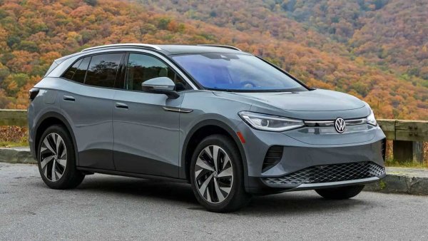 ID.4 на Volkswagen много прилича на Chevy Bolt, тъй като благодарение на данъчния кредит в САЩ позволява намаляване на цената с цели 7500 долара (всъщност това е един от двата такима електромобила в списъка). Така за 31 495 долара потребителят получава просторен EV с размерите на Toyota RAV4, който обаче вози по-добре и по-стабилно. 
