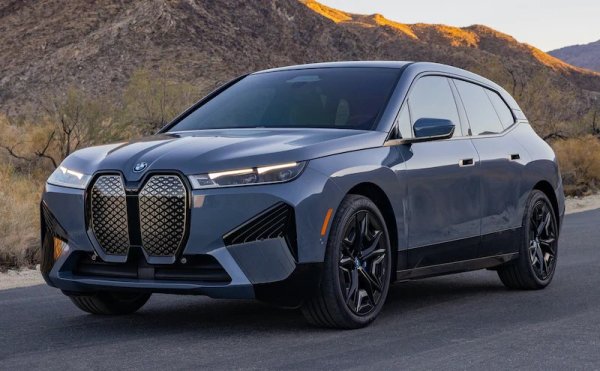 Трудно е да не харесате технологиите в iX Drive50 на BMW. Например, базирана на телефон система може да запомни до 10 от любимите ви места за паркиране и вие просто спирате до едно от тях, слизате и оставяте колата да свърши останалото. Има гласови команди за почти всички функции - от намаляване на топлината до активиране на масажиращите седалки. И подобно на други марки, BMW позволява на собствениците да използват телефоните си и като ключове, защото това е отдавна закъсняла иновация.
