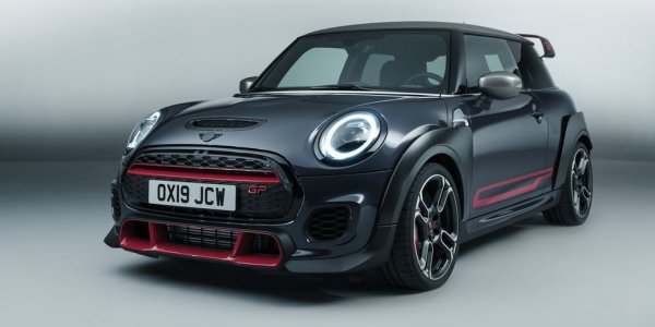 Родено някога изпод ръцете на конструктора от F1 Джон Купър, това автомобилче днес е значително по-голямо и тежко от първообраза си. Но освен това е и несравнимо по-мощно и бързо - 306 конски сили и 5.2 секунди от 0 до 100 км/ч. 
