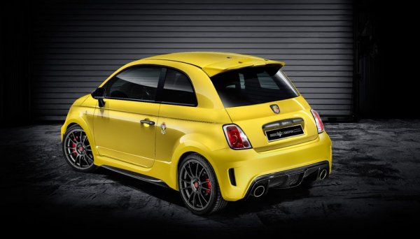 Дори и обикновеният 500 Abarth е достатъчно весела машинка. А 695 Biposto е същото, но на стероиди, с понижено тегло, и с очарователно разголен механизъм на скоростния лост. 
