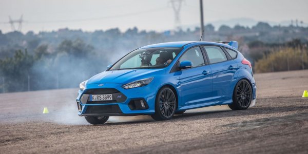 Най-коравият хечбек на Ford в историята, с 350 коня, произвеждани от 2.3-литровия турбомотор, и с иновативна система за задвижване на четирите колела. Можете да видите как го сравняваме с аналогичния Mustang в линк под статията. 

