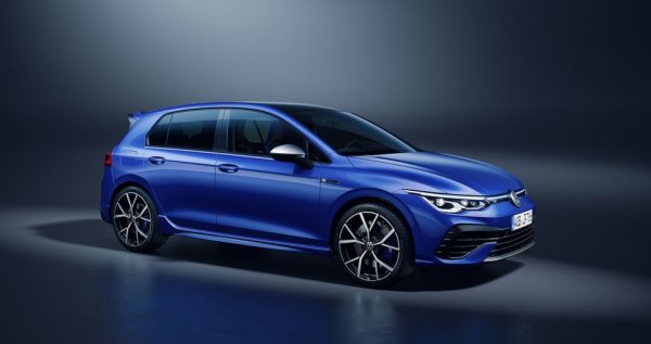 Ако все пак ви потрябва повечко мощ, на помощ идва Golf R, по-скъпият брат на GTI. Последната версия разполага с 315 коня, задвижване на четирите колела и бутон за drift mode. 
