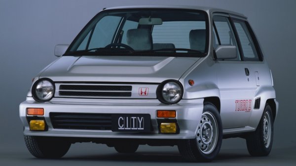 Eдна от емблемите на прословутите JDM коли (от Japanese Domestic Market - за вътрешния японски пазар). Най-забележителното й качество бе, че в багажника имаше сгъваем скутер. 
