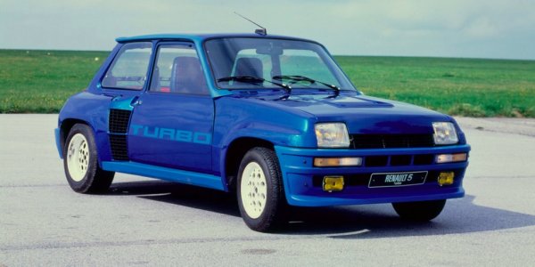 Технически погледнато, това не е точно хот хеч по класическата рецепта - с преден двигател и предно предаване. Вместо това е със средно разположен двигател и задно предаване. И е истински звяр, хомологизиран за някогашната Група 4 на рали шампионата. 
