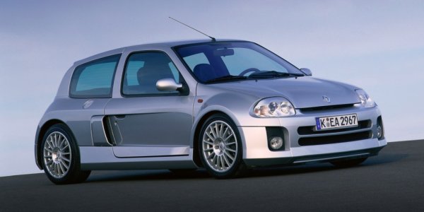 Още едно чудовище със средно разположен двигател. Загубило е доста от практичността на нормалното Clio, но е и доста по-вълнуващо за каране. Значително разширената му следа означава, че никога няма да го сбъркате с нещо друго на пътя. 
