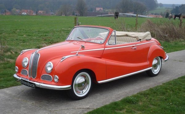 След войната и BMW е на кръстопът: автомобилната й фабрика в Айзенах е останала в съветската окупационна зона - бъдещата ГДР. Компанията трябва да започне от нулата в Мюнхен, и решава да го направи със стил. Моделът 501, дебютирал в Женева през 1951, е не само първата кола на марката, направена в Бавария, но и първият й луксозен модел. Което не значи, че е особено успешна. Дизайнът на Петер Шимановски не се харесва не шефовете и те поръчват на Pininfarina да направи алтернативен проект. Той обаче се оказва твърде близък до Alfa 1900, затова в крайна сметка BMW се примирява с първия вариант. 501 се оказва и твърде тежка за своя 6-цилиндров редови мотор, и е твърде бавна - ускорението от 0 до 100 км/ч отнема агонизиращите 27 секунди. Но все пак този модел връща компанията на картата и подготвя почвата за бъдещи шедьоври. 
